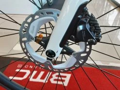 BMC Roadmachine One Ultegra Di2 Disc 12v Vélo De Route 2022 -Route Soldes Magasin bmc roadmachine one ultegra di2 disc 12v velo de route 2022 4