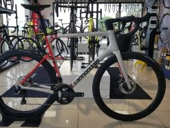 CANNONDALE SuperSix Evo Carbon Ultegra Di2 Mercury Silver / Rally Red 2022 8 CANNONDALE SuperSix Evo Carbon Ultegra Di2 Mercury Silver / Rally Red 2022 -Route Soldes Magasin cannondale supersix evo carbon ultegra di2 mercury silver rally red 2022 1