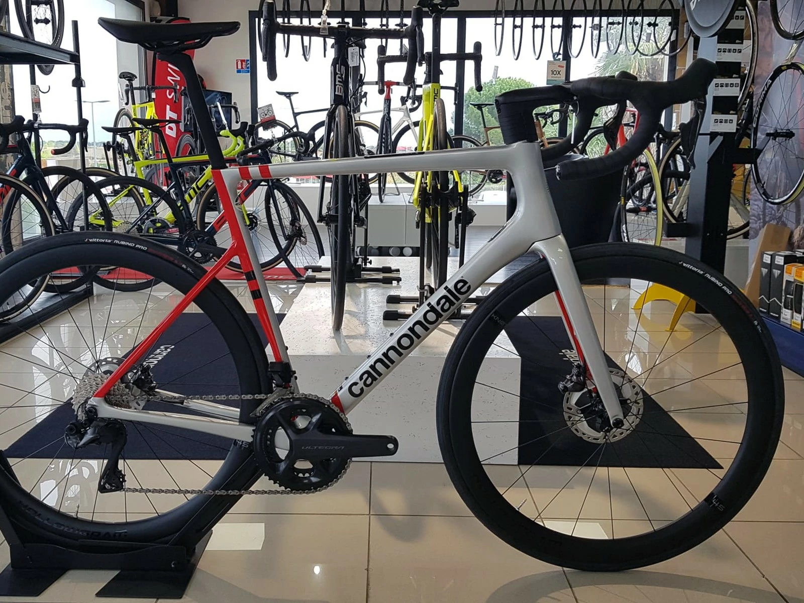 CANNONDALE SuperSix Evo Carbon Ultegra Di2 Mercury Silver / Rally Red 2022 4 CANNONDALE SuperSix Evo Carbon Ultegra Di2 Mercury Silver / Rally Red 2022 – Image 2
