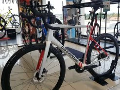 CANNONDALE SuperSix Evo Carbon Ultegra Di2 Mercury Silver / Rally Red 2022 9 CANNONDALE SuperSix Evo Carbon Ultegra Di2 Mercury Silver / Rally Red 2022 -Route Soldes Magasin cannondale supersix evo carbon ultegra di2 mercury silver rally red 2022 2