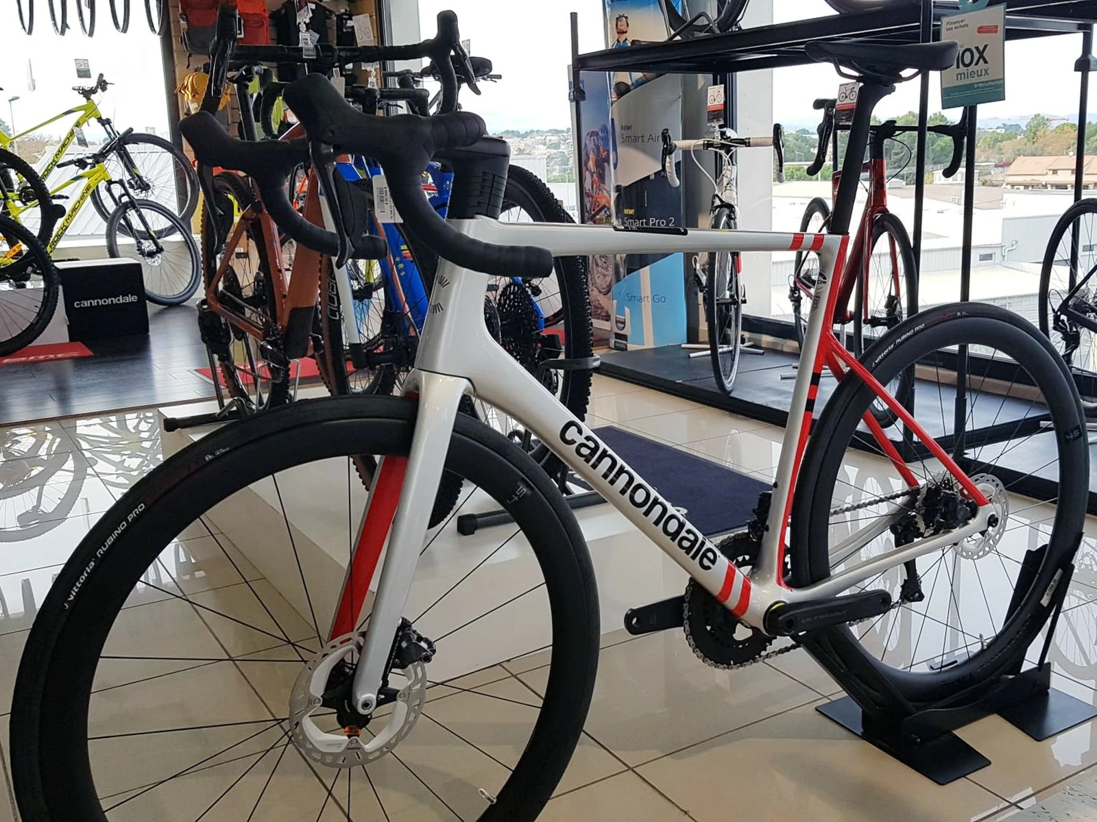 CANNONDALE SuperSix Evo Carbon Ultegra Di2 Mercury Silver / Rally Red 2022 5 CANNONDALE SuperSix Evo Carbon Ultegra Di2 Mercury Silver / Rally Red 2022 – Image 3