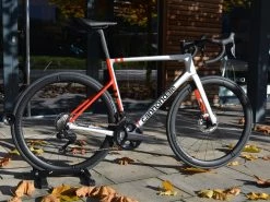 CANNONDALE SuperSix Evo Carbon Ultegra Di2 Mercury Silver / Rally Red 2022 10 CANNONDALE SuperSix Evo Carbon Ultegra Di2 Mercury Silver / Rally Red 2022 -Route Soldes Magasin cannondale supersix evo carbon ultegra di2 mercury silver rally red 2022 3