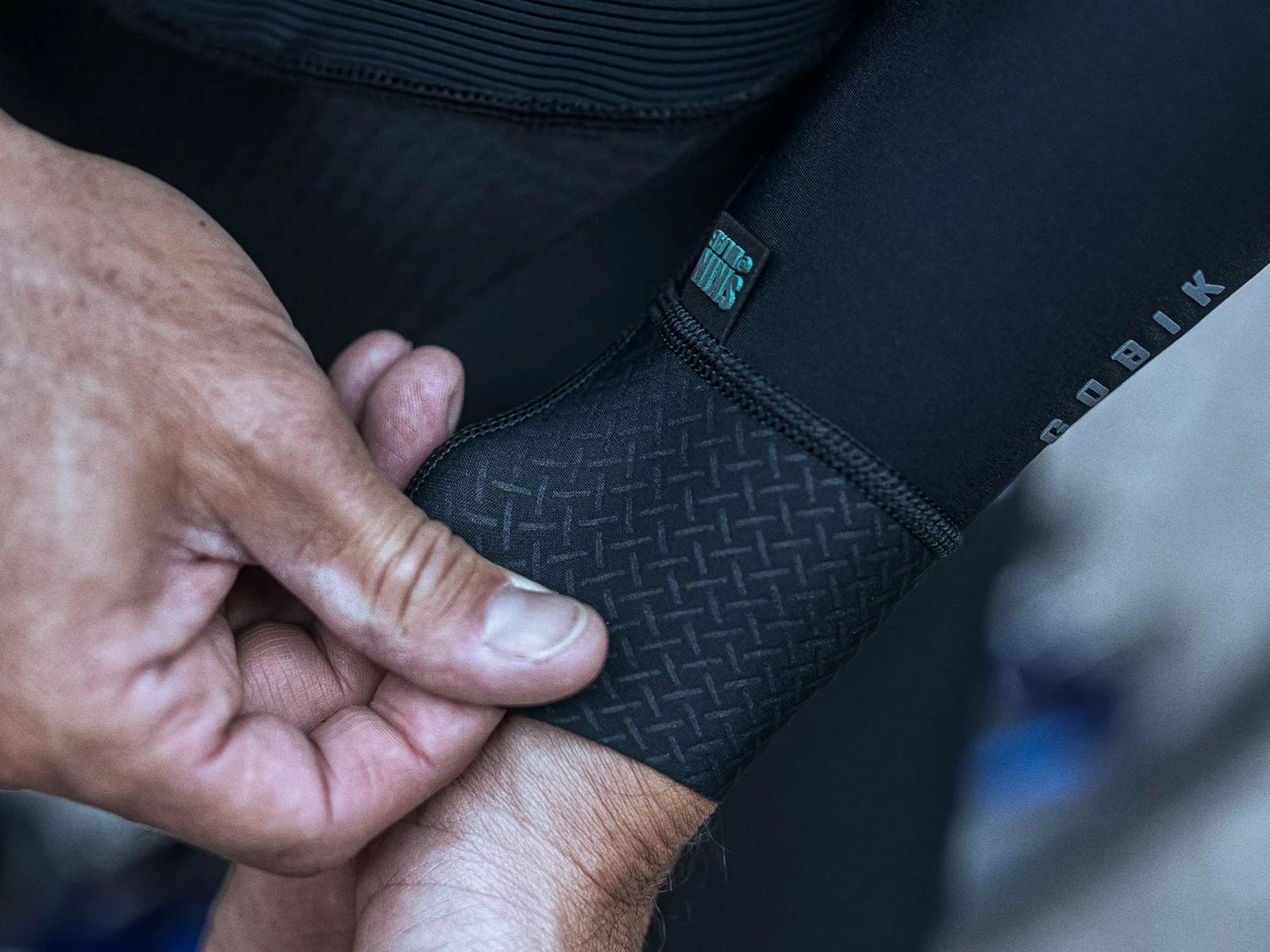 GOBIK Manchettes Légères Haru Pitch Black 5 GOBIK Manchettes Légères Haru Pitch Black – Image 3