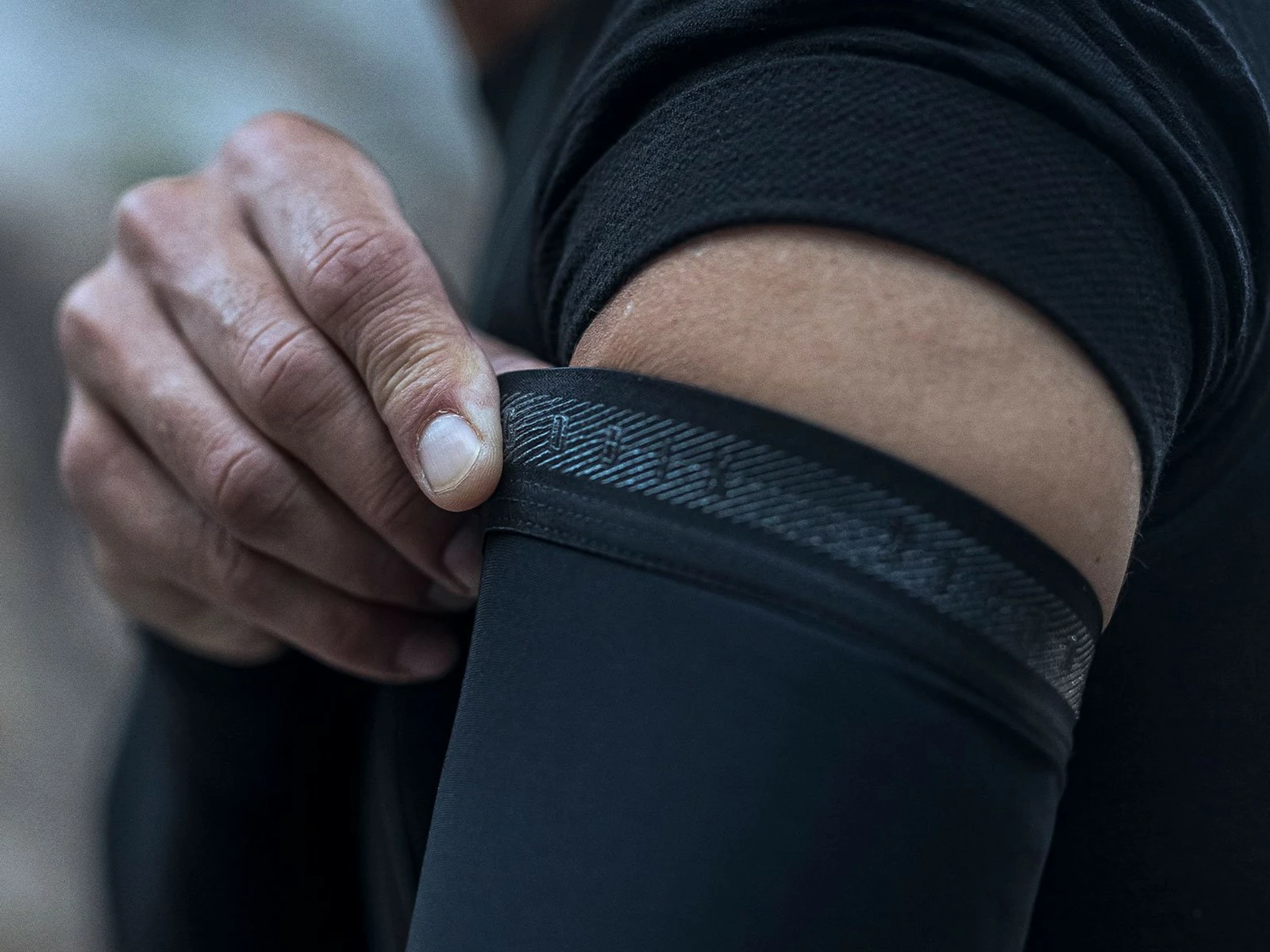 GOBIK Manchettes Légères Haru Pitch Black 6 GOBIK Manchettes Légères Haru Pitch Black – Image 4