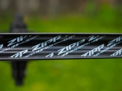 ZIPP 303 Firecrest Disc Roues Carbone 40mm Disque Pneu Tubeless 2023 -Route Soldes Magasin zipp 303 firecrest roues carbone 40mm disques tubeless 2022 9